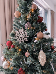 how to decorate your christmas tree by roxanne says blog 1