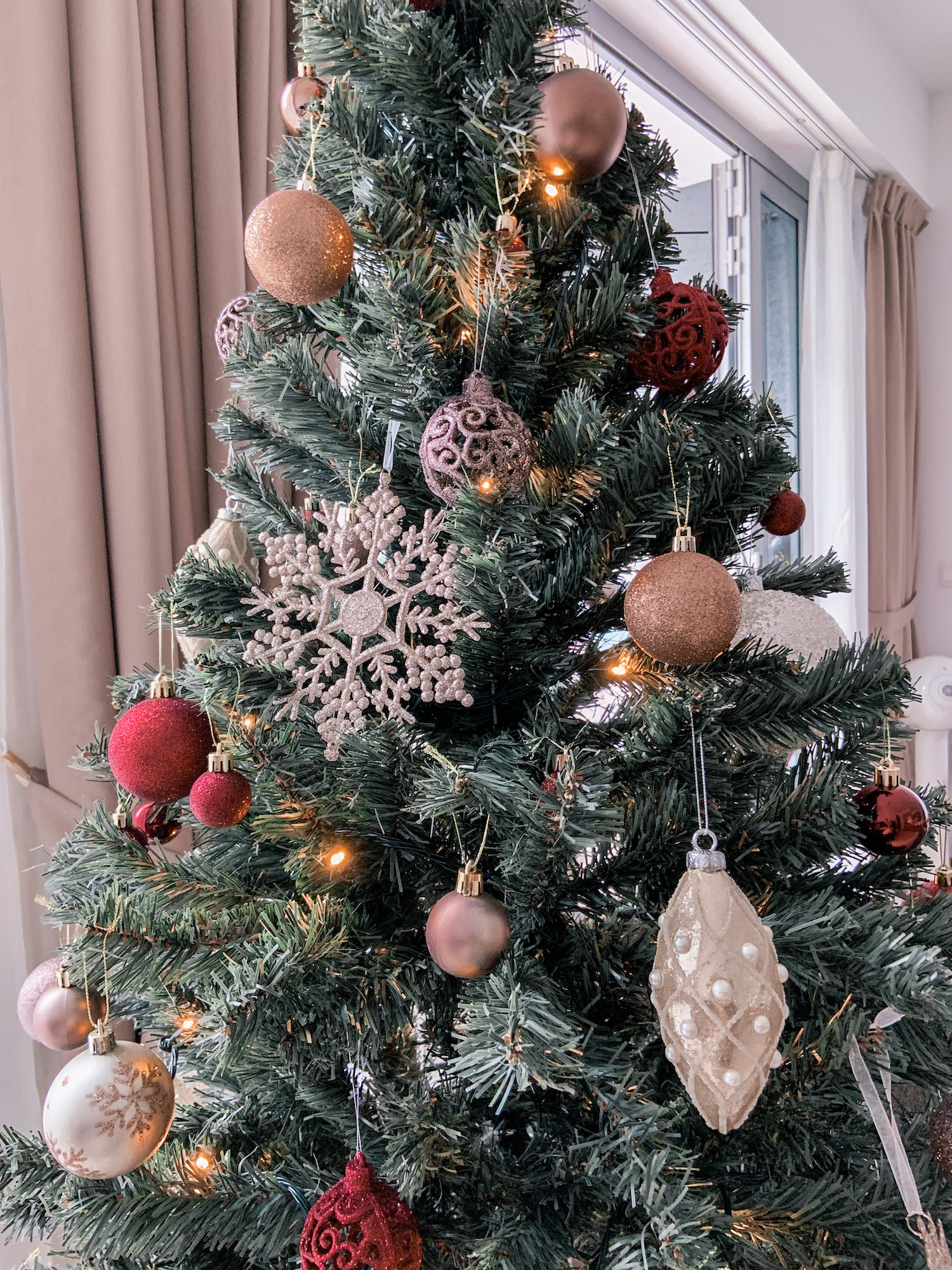 How to Decorate Your Christmas Tree for Beginners - Roxanne Says